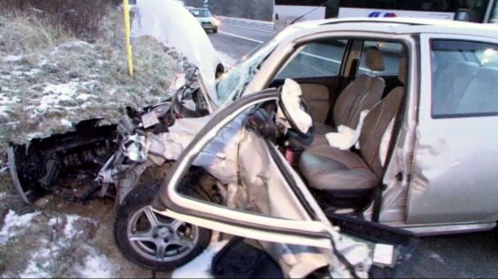 Na ceste medzi Banskou Bystricou a Breznom sa hneď skoro ráno stala vážna dopravná nehoda. Nepochopiteľne, na rovnom úseku do seba narazil diaľkový autobus a osobné auto. Ľudia, ktorí cestovali z Bratislavy do Humenného nedobrovoľne uviazli na ceste, kde v mrazoch čakali na náhradný spoj. 